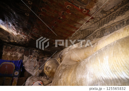 【スリランカ】ダンブッラ石窟寺院 125565832