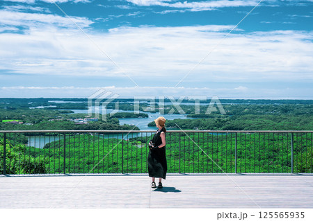 横山展望台を見下ろす女性 三重県 横山展望台を見下ろす女性 三重県 125565935