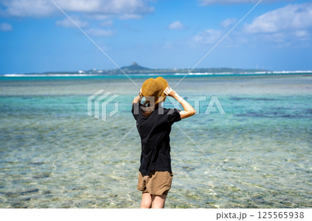 海辺で遊ぶ女性 海辺で遊ぶ女性 125565938