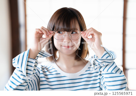 眼鏡をかけた若い女性のアップ 125565971
