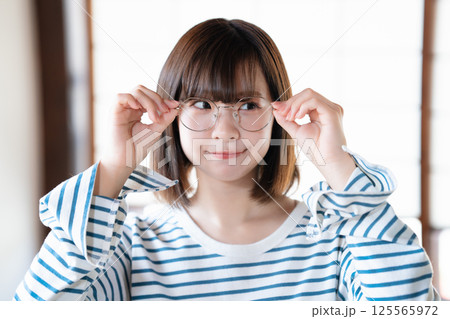眼鏡をかけた若い女性のアップ 125565972