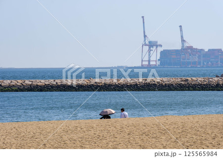 休日初夏の陽気の浜辺で過ごす人々 休日初夏の陽気の浜辺で過ごす人々 125565984