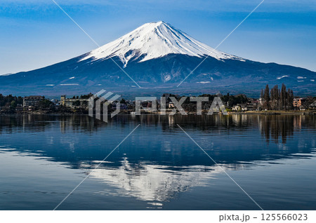 山梨県河口湖と富士山 山梨県河口湖と富士山 125566023