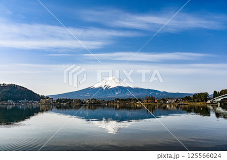 山梨県河口湖と富士山 山梨県河口湖と富士山 125566024