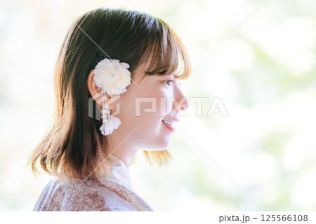 浴衣を着た若い女性の横顔 浴衣を着た若い女性の横顔 125566108