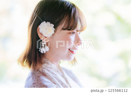 浴衣を着た若い女性の横顔 浴衣を着た若い女性の横顔 125566112