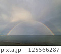 雨上がりの空に現れた虹 125566287