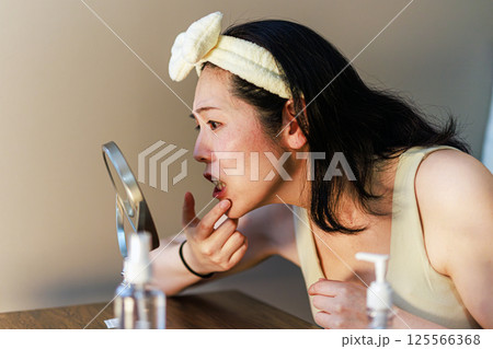 肌を気にするミドル女性 125566368