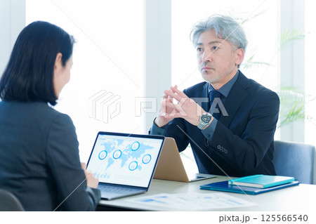 ビジネスパーソン ミーティング 経営者 ビジネスパーソン ミーティング 経営者 125566540