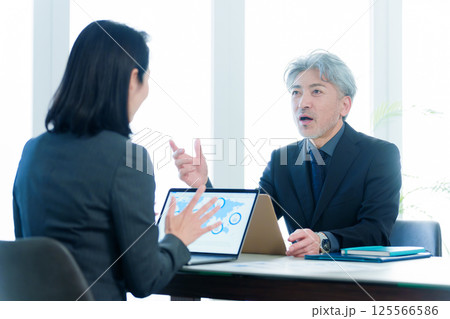 ビジネスパーソン　ミーティング　経営者 125566586