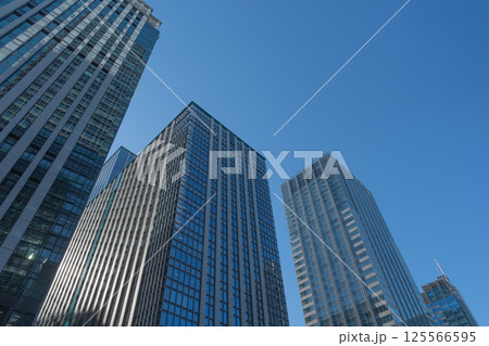 青空にそびえ立つ高層ビル群 青空にそびえ立つ高層ビル群 125566595