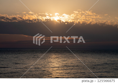 美しい夕暮れの空と静かな海 125566875