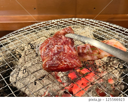 七輪で焼く焼肉  七輪で焼く焼肉  125566923