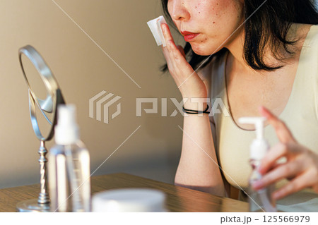 肌の手入れをするミドル女性 125566979