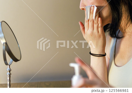肌の手入れをするミドル女性 125566981