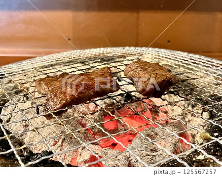 七輪で焼く焼肉 炭火で焼くジューシーな焼肉 七輪で焼く焼肉 炭火で焼くジューシーな焼肉 125567257