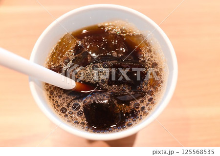 涼を楽しむカフェのアイスコーヒー 涼を楽しむカフェのアイスコーヒー 125568535