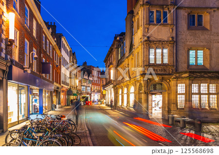 Downtown Cambridge city skyline, shopping street in England 125568698