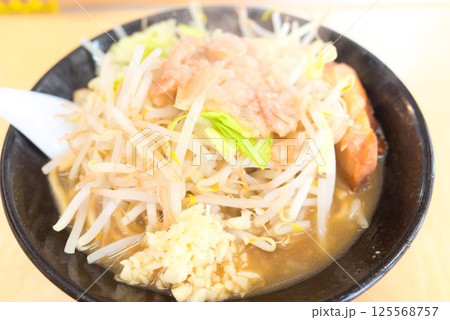 たっぷりもやしと豚肉が盛られたボリューム満点ラーメン たっぷりもやしと豚肉が盛られたボリューム満点ラーメン 125568757