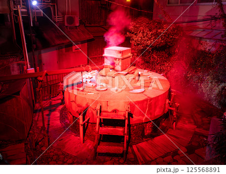 有馬温泉の泉源 赤くライトアップされた御所泉源 有馬温泉の泉源 赤くライトアップされた御所泉源 125568891