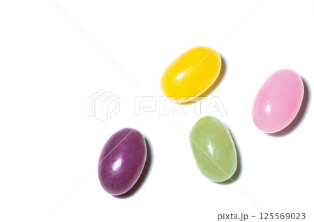 色とりどりのジェリービーンズ・お菓子の背景素材 125569023