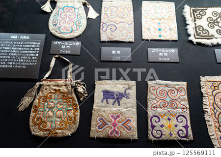 アイヌ民族の刺繍布製品 125569111
