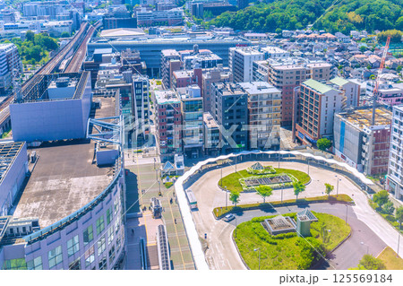 日本の横浜都市景観 センター北駅前などを望む 125569184