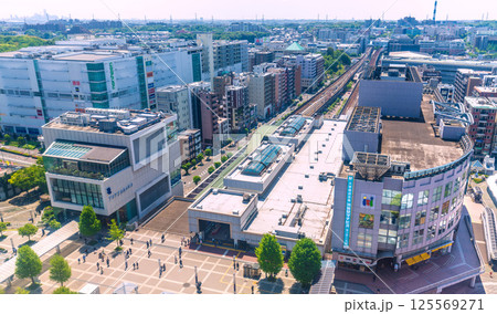 日本の横浜都市景観 センター北駅などを望む。左上奥に横浜ランドマークタワー 125569271