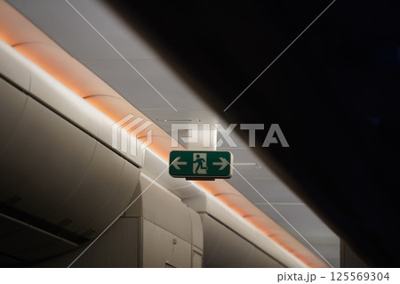 非常口 非常用出口 照明器具 125569304