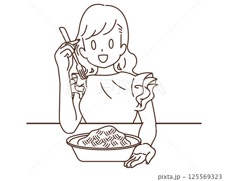 パスタを食べるフォークを持った笑顔の女性 125569323