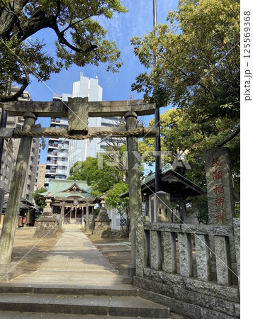 足立区の稲荷神社の入り口 125569368