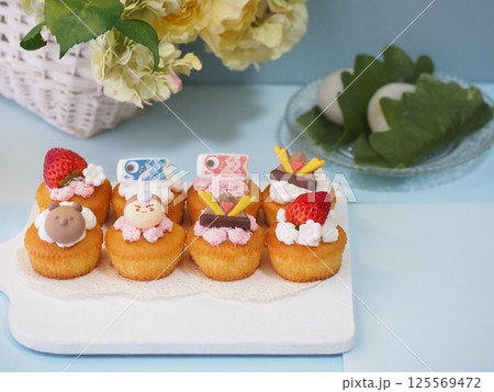 カラフルな子供の日のお祝いパーティー　 125569472
