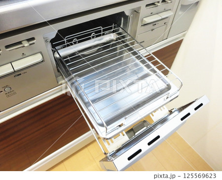 住宅用のキッチンで使うガスコンロ 125569623