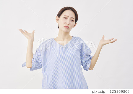 女性 ミドルエイジ ギブアップのジェスチャー 白背景 カメラ目線 女性 ミドルエイジ ギブアップのジェスチャー 白背景 カメラ目線 125569803