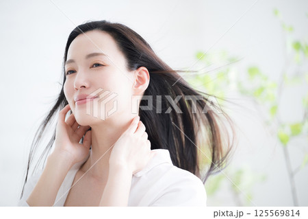 若い女性の流れる長い黒髪のヘアケアや美容のビューティーイメージ 風になびく女性 若い女性の流れる長い黒髪のヘアケアや美容のビューティーイメージ 風になびく女性 125569814