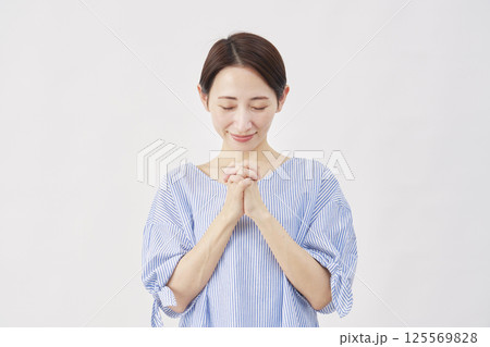 女性　ミドルエイジ　祈る　白背景 125569828