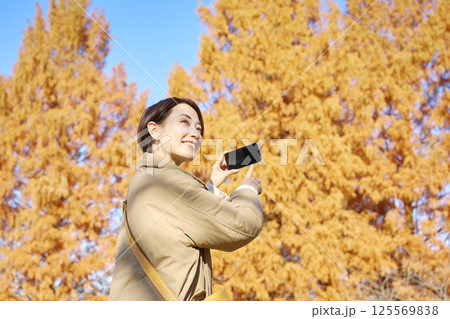 紅葉の写真を撮影する女性　ミドルエイジ 125569838