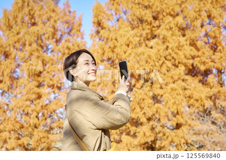 紅葉の写真を撮影する女性　ミドルエイジ 125569840
