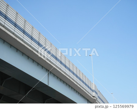 三ツ目通りから見上げる首都高速道路｜潮見 125569979