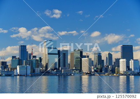 東京湾の海岸に建ち並ぶオフィスビル 東京湾の海岸に建ち並ぶオフィスビル 125570092
