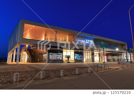 【愛媛県】夜の来島海峡サービスエリア（しまなみ海道） 125570210