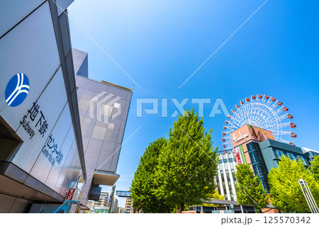 日本の横浜都市景観 センター北駅や都築阪急の観覧車などを望む 125570342