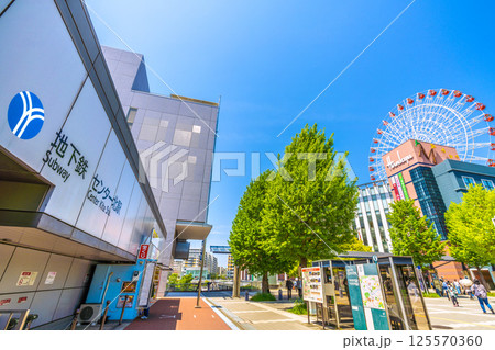 日本の横浜都市景観 センター北駅や都築阪急の観覧車などを望む 日本の横浜都市景観 センター北駅や都築阪急の観覧車などを望む 125570360