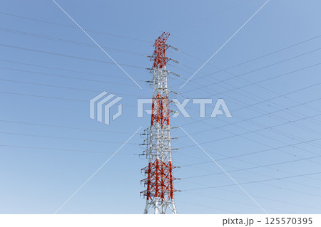 青空に映える鉄塔 125570395
