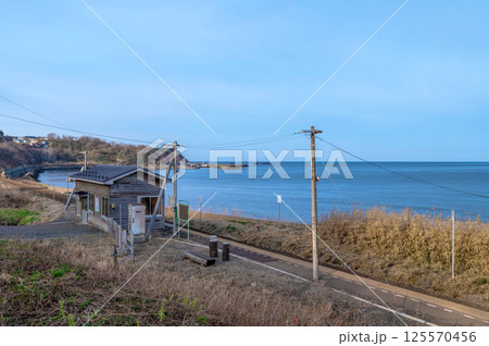 【青森県深浦町】JR五能線驫木駅、日本海の見える風景 【青森県深浦町】JR五能線驫木駅、日本海の見える風景 125570456