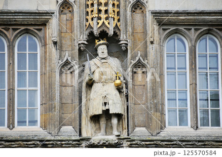 the Statue of Henry VIII at the gate of Trinity College, Cambridge, England 125570584