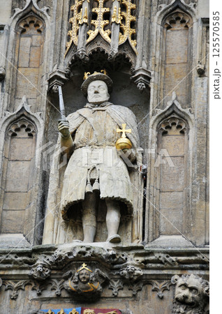 the Statue of Henry VIII at the gate of Trinity College, Cambridge, England 125570585