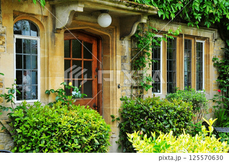traditional houses and gardens in England traditional houses and gardens in England 125570630