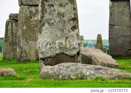 the famous Stonehenge in Britain the famous Stonehenge in Britain 125570775
