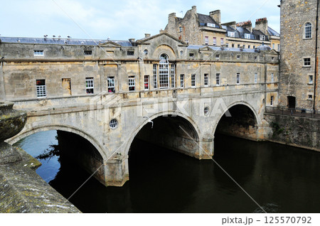 an ancient stone bridge in bath, England an ancient stone bridge in bath, England 125570792